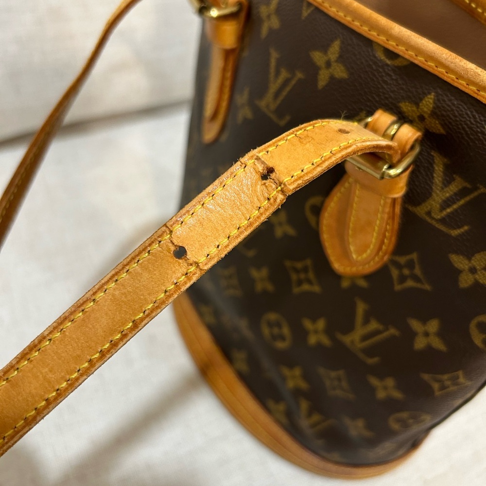 Louis Vuitton Monogram Petit Bucket 23 - Picture 4 of 16
